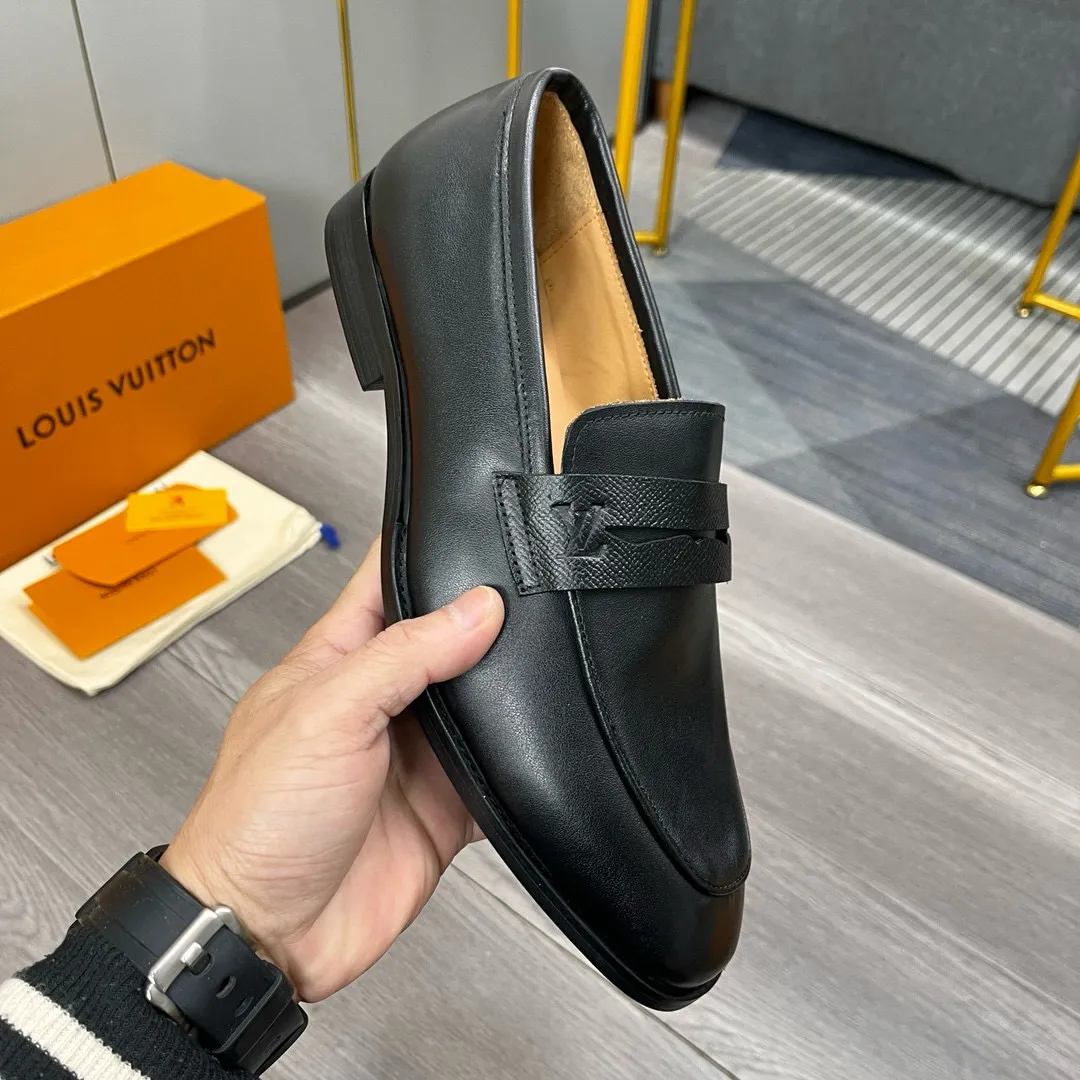 Factory price: 520💰-(LV) men’s formal leather shoes! Genuine molded horsebit, a classic must-have for your shoe cabinet! The feet are particularly delicate! This Gucci original version is a set last, and we are consistent with the counter! Therefore, it is more comfortable in terms of last shape and comfort! Take it to the counter and compare at will! Good shoes are more than just what they make! But grasp the essence from the inside out! Material: Imported first-layer cowhide! Genuine leather outsole imported from Italy, size: 39-44 (38/45 customized, non-refundable)